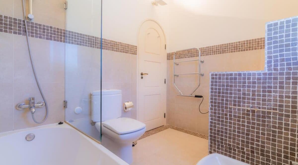Villa Prado - Beautiful Beachfront Villa Albufeira Bagian luar foto