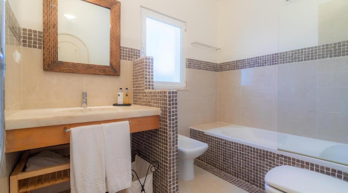Villa Prado - Beautiful Beachfront Villa Albufeira Bagian luar foto