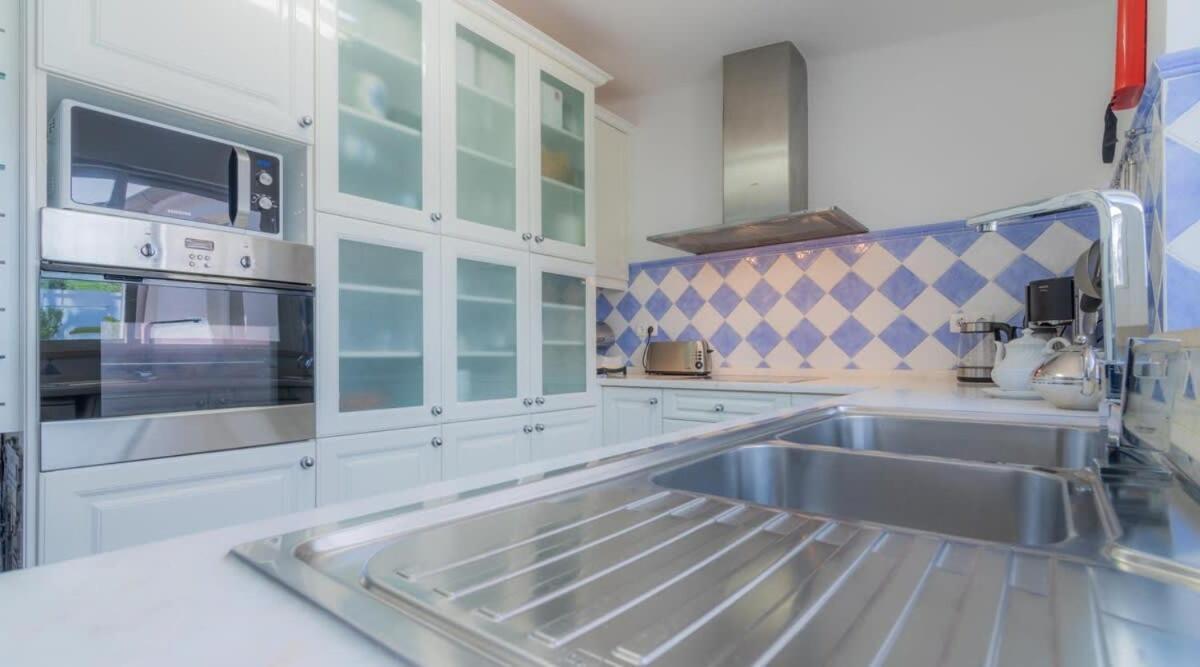 Villa Prado - Beautiful Beachfront Villa Albufeira Bagian luar foto