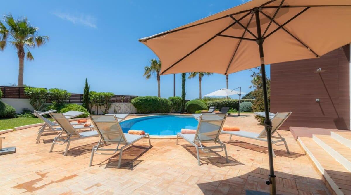Villa Prado - Beautiful Beachfront Villa Albufeira Bagian luar foto